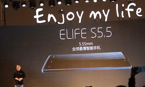 William Lu chủ tịch Gionee giới thiệu Elife S5.5 smartphone mỏng nhất thế giới. Ảnh: Huy Đức