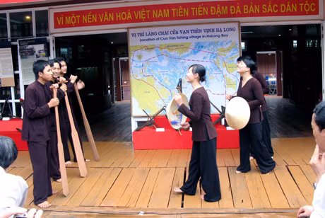Một tiết mục hát đối phục vụ khách du lịch do thiếu niên làng chài Cửa Vạn biểu diễn tại Trung tâm Văn hoá nổi Cửa Vạn. Ảnh: Đại Dương
