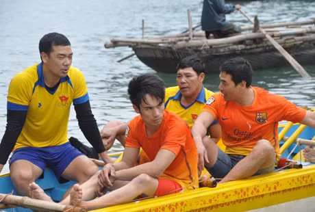 Ảnh 10: Một chút buồn, tiếc nuối của các VĐV đội chải Hà Nam (gồm các ngư dân thuộc các xã Hà Nam, Quảng Yên) khi đội mình chỉ về nhì.