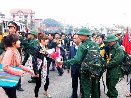 Thanh niên TP Uông Bí phấn khởi lên đường nhập ngũ.