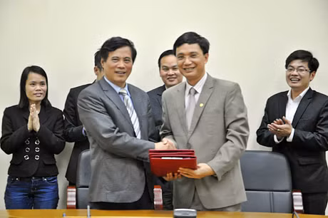 Lãnh đạo Báo Quảng Ninh và Ban Xúc tiến và Hỗ trợ đầu tư tỉnh trao đổi biên bản ký hợp tác phối hợp tuyên truyền giữa 2 đơn vị
