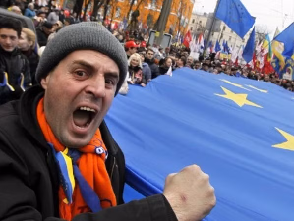 Lực lượng biểu tình đối lập Ukraine đe dọa chiếm lại tòa thị chính ở Kiev. (Ảnh: en.ria.ru)