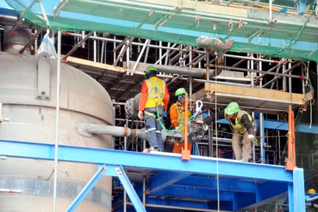 Các chuyên gia và công nhân kiểm tra các thiết bị khớp nối dẫn khí tổ máy số 1.