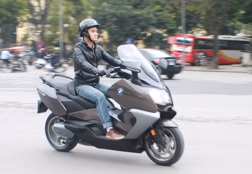 BMW C650GT lướt êm trên phố.