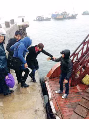 Nhưng với tàu chở khách đến Minh Châu, vì cần phải có bến nước sâu, chỉ có cách cập bến Cửa Đối, dù không an toàn (ảnh chụp Tàu khách Ngọc Khánh số 5 của Công ty TNHH Ngọc Khánh cặp bến Cửa Đối lúc 13h30 ngày 17-2-2014).