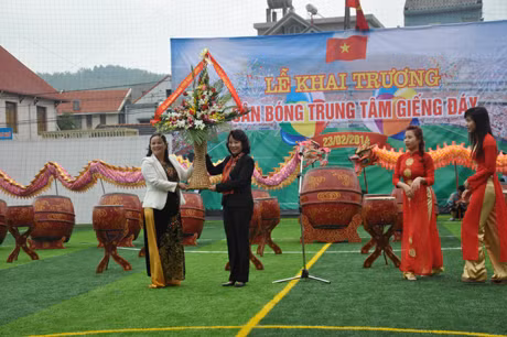 Đồng chí Vũ Thị Thu Thủy tặng lẵng hoa chúc mừng cho Công ty Cổ phần đầu tư bất động sản Hoàng Minh