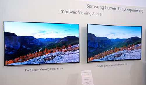 So sánh góc nhìn giữa TV màn hình phẳng thường bên trái và TV màn hình cong bên phải.