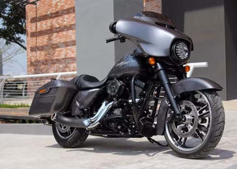 Harley Davidson Street Glide được độ lại của một người chơi xe ở Bà Rịa - Vũng Tàu.