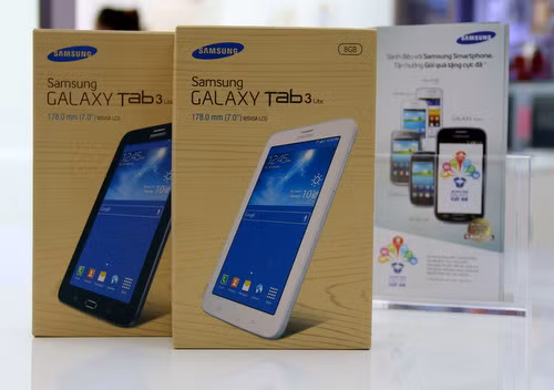 Mẫu tablet 7 inch giá rẻ Galaxy Tab Lite bắt đầu có mặt ở thị trường Việt Nam với hai phiên bản T110 (chỉ hỗ trợ Wi-Fi) giá 3,79 triệu đồng và phiên bản T111 (hỗ trợ Wi-Fi và 3G) với giá 4,99 triệu đồng.