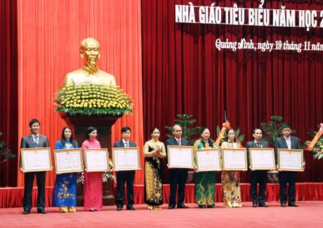 Các cá nhân có thành tích xuất sắc trong công tác giảng dạy, quản lý vinh dự được nhận bằng khen của Thủ tướng Chính phủ trong Lễ tuyên dương các Nhà giáo tiêu biểu năm học 2012-2013 do Sở GD-ĐT tỉnh tổ chức.