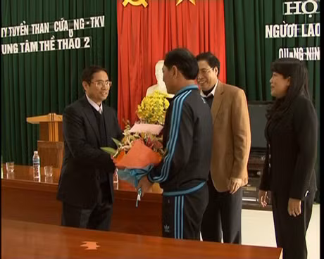 Trước khi trận đấu diễn ra, Đồng chí Phạm Minh Chính, Ủy viên TW Đảng, Bí thư Tỉnh Ủy Quảng Ninh đã đến thăm, động viên và tặng 50 triệu đồng cho CLB TQN