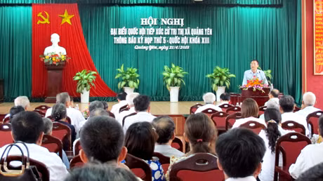 Đồng chí Trần Văn Minh, Phó Trưởng Đoàn ĐBQH tỉnh khoá XIII tiếp xúc cử tri tại TX Quảng Yên.