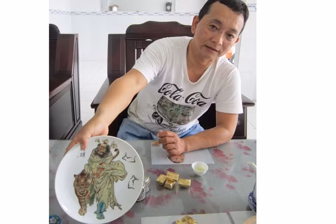 Ông Trung với chiếc đĩa cổ thời Càn Long. ... Càng đưa vào chỗ tối, chiếc đĩa này càng rực sáng như một ngọn đèn pha...