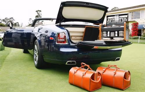 Nhân kỷ niệm 60 năm triển lãm Pebble Beach Concours d'Elegance, Rolls-Royce giới thiệu Drophead Coupe bản đặc biệt. Mẫu mui trần sơn màu xanh nước biển với mui mềm cùng màu, da bọc màu kem.