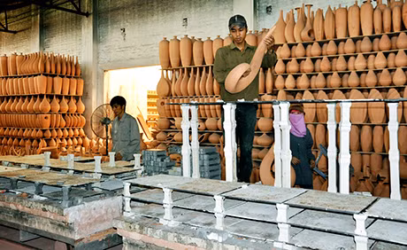 Sản xuất gốm sứ tại Công ty Gốm sứ Thành Đồng (huyện Đông Triều).