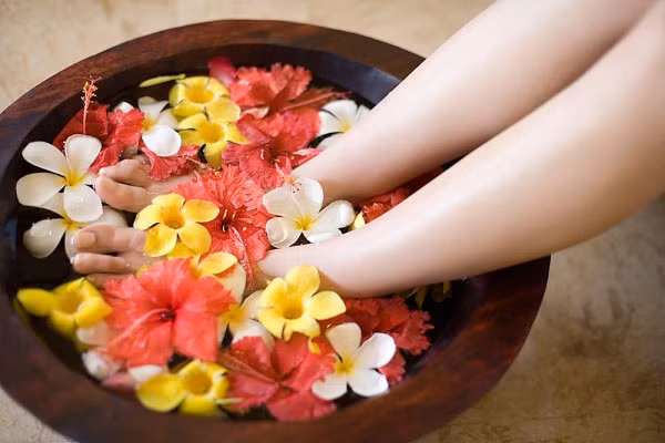 Ngâm chân nước ấm trị cước.