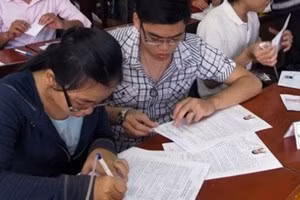 Thí sinh làm hồ sơ dự thi đại học. (Ảnh: Phương Vy/TTXVN)