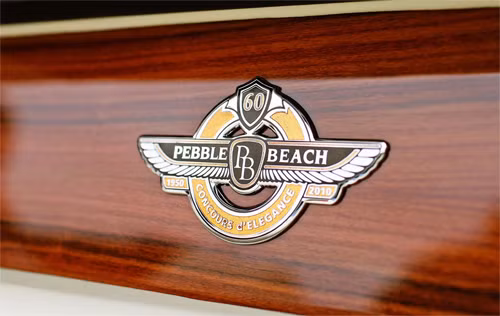 Logo đặc biệt gắn trên Phantom Drophead Coupe Pebble Beach Edition.