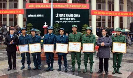 Đại diện Tỉnh Đoàn và lãnh đạo TP Móng Cái khen thưởng 7 ĐVTN tiêu biểu xung phong tình nguyện nhập ngũ