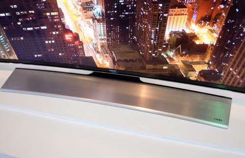 Chân đế là một tấm lớn với vân xước kim loại sang trọng và thiết kế cong theo TV.