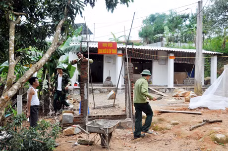 CBCS Lâm trường 155 xây dựng khu chuồng trại tập trung để triển khai mô hình hướng dẫn, chuyển giao kỹ thuật chăn nuôi cho bà con tại xã Đồng Văn.