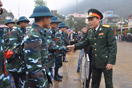 Lãnh đạo Bộ CHQS tỉnh động viên các tân binh TP Hạ Long lên đường nhập ngũ (ảnh: Quang Minh)