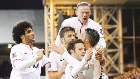 Rooney (trên) kỷ niệm trận thứ 300 tại Premier League cho M.U bằng 1 bàn thắng