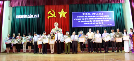Thành uỷ Cẩm Phả khen thưởng các tập thể, cá nhân đạt thành tích xuất sắc trong thực hiện Chỉ thị 03 của Bộ Chính trị.