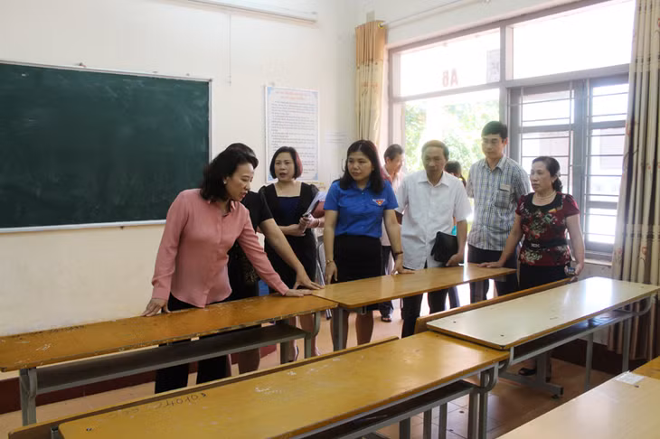 Đồng chí Vũ Thị Thu Thủy, Phó Chủ tịch UBND tỉnh, Trưởng BCĐ thi tốt nghiệp THPT quốc gia năm 2015 kiểm tra công tác chuẩn bị kỳ thi tốt nghiệp TPHT Quốc gia tại điểm thi Trường THPT Hải Đảo, huyện Vân Đồn 