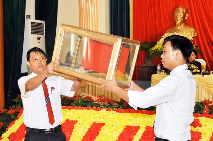 Kiểm tra hòm phiếu công khai.