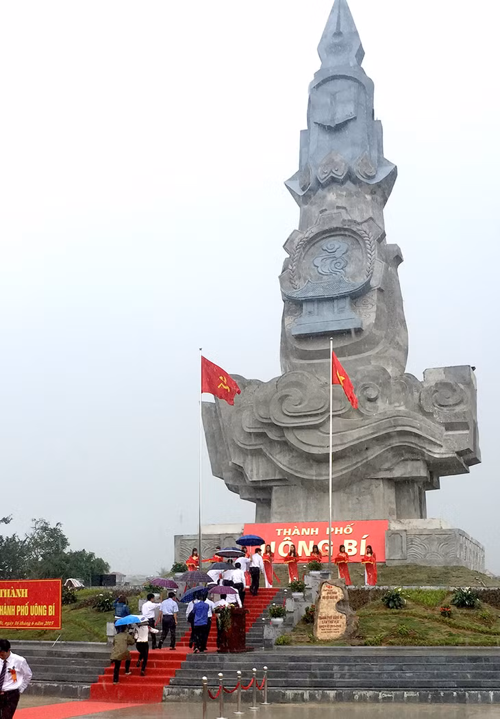 Biểu tượng TP Uông Bí được khánh thành trước khai mạc đại hội.