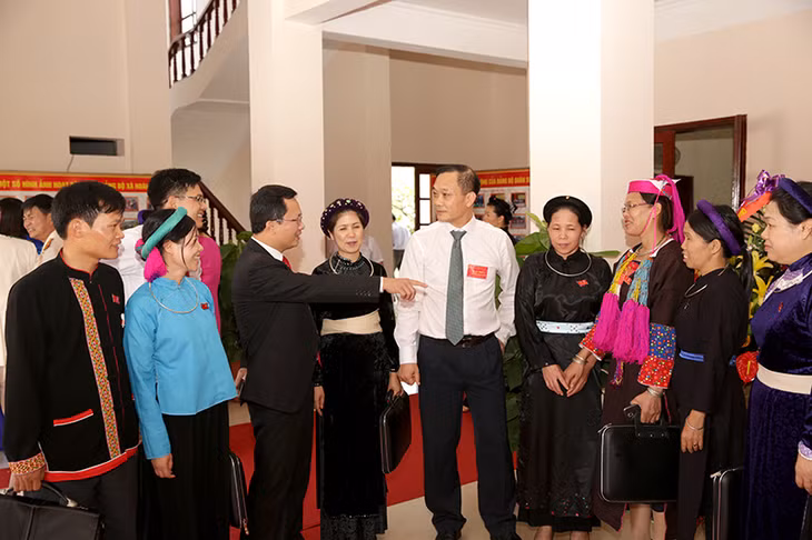 Đồng chí Vũ Hồng Thanh, Phó Bí thư Tỉnh ủy trò chuyện với các đại biểu.