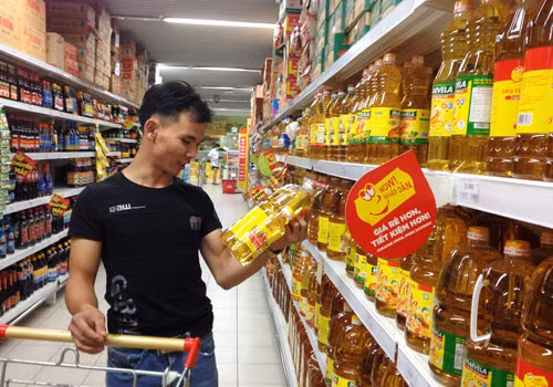 Dầu ăn tại siêu thị được đặt tại ví trí bắt mắt và thoáng. Ảnh: Thi Hà.