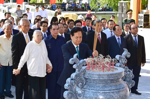 Thủ tướng Nguyễn Tấn Dũng, nguyên Tổng Bí thư Nông Đức Mạnh và các đồng chí lãnh đạo, nguyên lãnh đạo Đảng, Nhà nước; tỉnh Hưng Yên; bà Ngô Thị Huệ, phu nhân Tổng Bí thư Nguyễn Văn Linh dâng hương tưởng niệm tại Khu lưu niệm Tổng Bí thư Nguyễn Văn Linh - Ảnh: VGP/Nhật Bắc