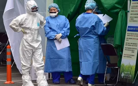  Nhân viên tại trung tâm cách ly MERS ở Bệnh viện đại học Konkuk, Seoul (ảnh: Reuters)