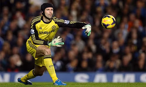 Cech là thương vụ đầu tiên của Arsenal trong hè 2015. Ảnh: Empics.