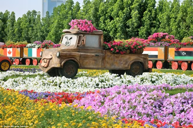 Có cả các nhân vật hoạt hình như Mater từ phim Cars. 