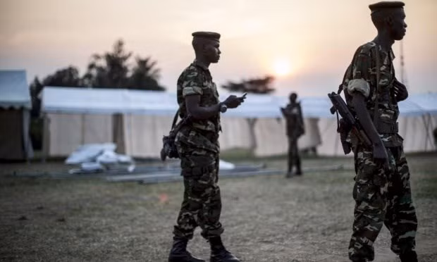  Cảnh sát Burundi tại một điểm bỏ phiếu. (Nguồn: Getty)
