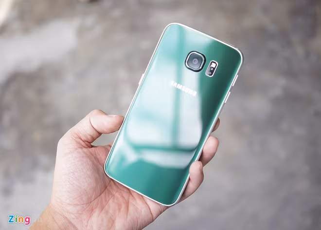  Galaxy S6 Edge màu xanh ngọc lục bảo là phiên bản xuất hiện muộn, sau màu xanh đen, trắng, và vàng.