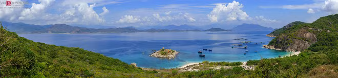 Bãi Nhà Cũ được xem như thiên đường bình yên của đảo Bình Ba, Khánh Hòa. Dưới góc nhìn toàn cảnh, bạn có thể quan sát những con sóng biển xanh biếc, khi tiến gần bờ thành màu nhạt hơn. Ngoài ra, điểm nhấn khác còn ở những rạn san hô đa dạng về hình dáng, bãi cát trắng mịn, nằm khép mình dưới mỏm núi đá.