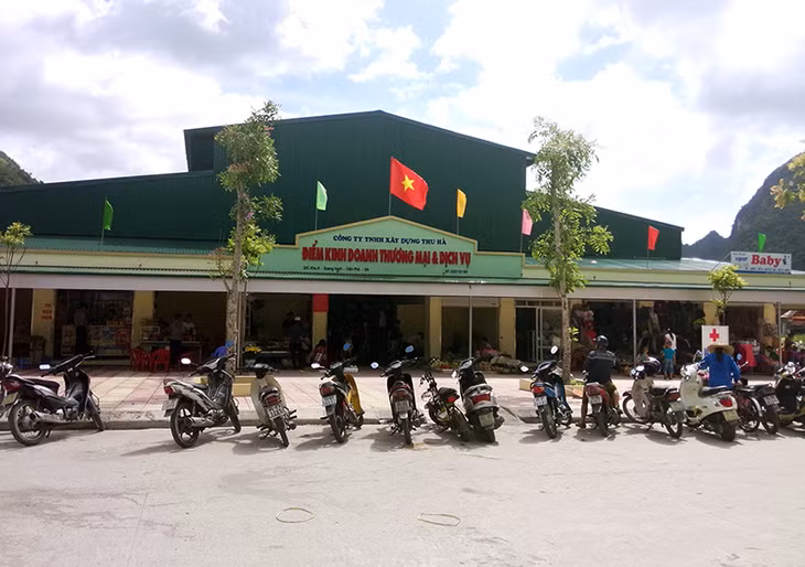 Các tiểu thương tại “chợ cóc” km10, khu 7, phường Quang Hanh, TP Cẩm Phả đã di dời vào điểm kinh doanh thương mại và dịch vụ do Công ty TNHH Xây dựng Thu Hà đầu tư.