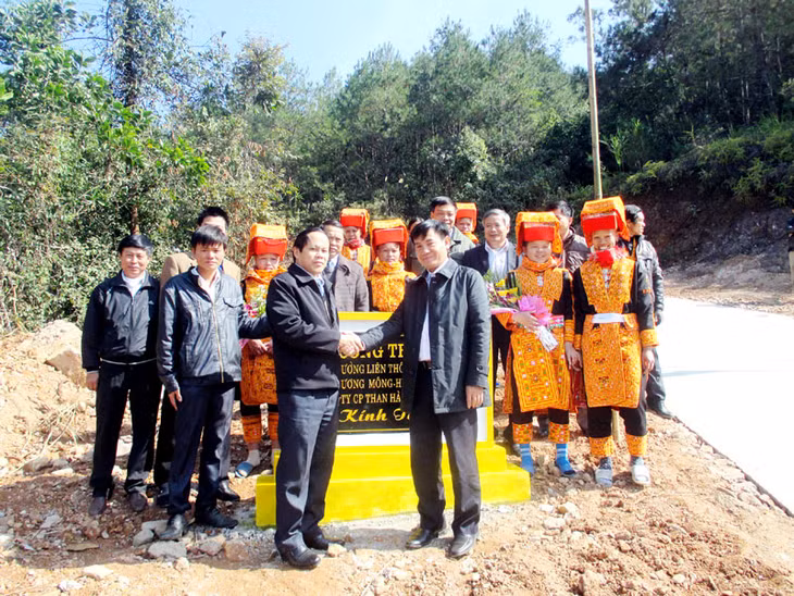 Công ty CP Than Hà Tu bàn giao tuyến đường nội thôn Khe Nà cho bà con xã Lương Mông. Công trình có tổng mức đầu tư là 1,2 tỷ đồng. Ảnh: Thanh Sơn (CTV)
