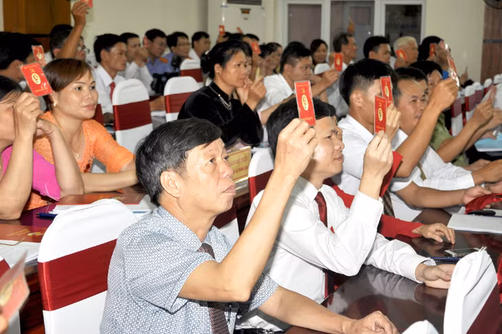 Đại biểu biểu quyết thông qua Nghị quyết Đại hội.