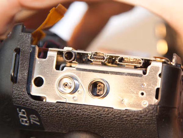  So sánh với cổng kết nối trên 7D mark II, các cổng kết nối lớn được gắn vào tấm kim loại nhưng vẫn phải nối vào mạch thông qua dây cáp​