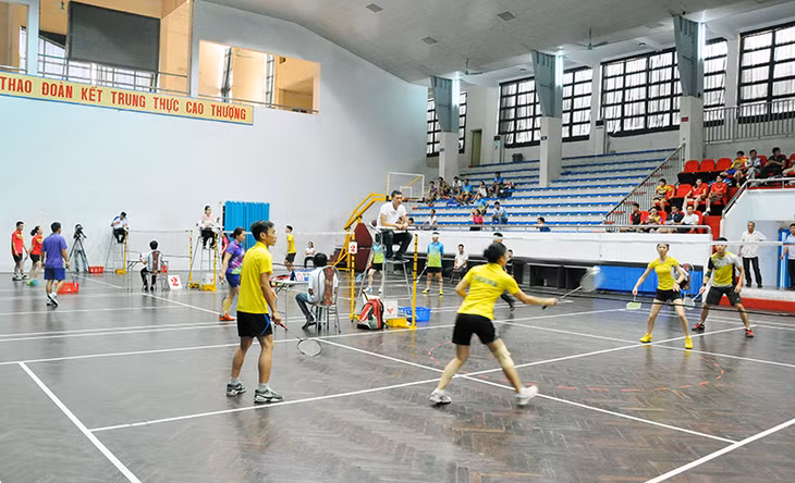 Cặp đôi vợ - chồng tham gia thi môn cầu lông tại Giải thể thao gia đình tỉnh Quảng Ninh 2015. Ảnh: Duy Linh