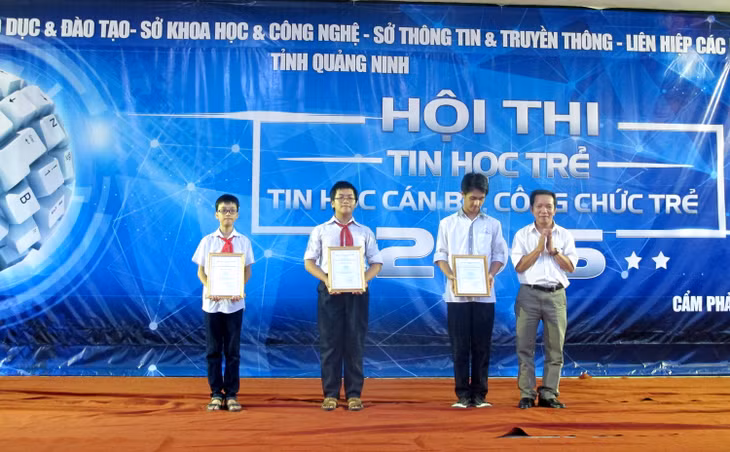 Ban Tổ chức trao các giải Nhất cho khối Tin học trẻ.