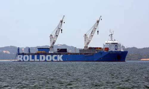 Tàu chuyên dụng Rolldock đưa tàu ngầm Kilo 185 về cảng Cam Ranh, Khánh Hòa. Ảnh: Xuân Ngọc