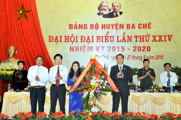 Đồng chí Vũ Hồng Thanh, Phó Bí thư Tỉnh ủy tặng hoa chúc mừng Đại hội.