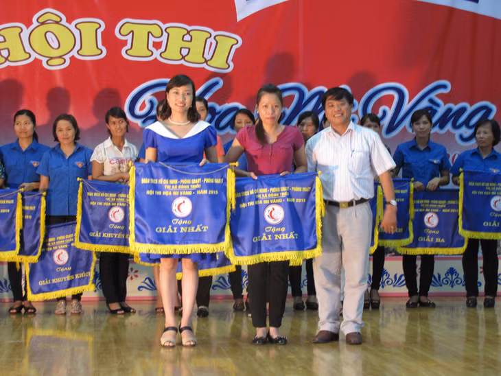 Ban Tổ chức trao giải nhất cho cho các đội.
