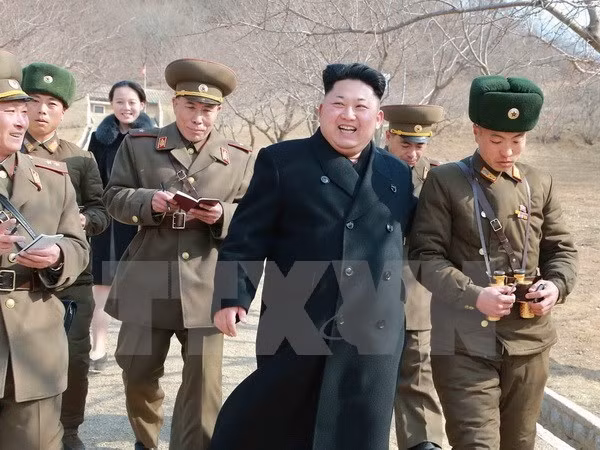 Nhà lãnh đạo Triều Tiên Kim Jong-Un (giữa) trong lần thị sát một nhà máy quốc phòng trên đảo Sin, tỉnh Kangwon. (Nguồn: AFP/TTXVN)